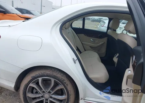 2016 Mercedes-Benz C 300 z USA, uszkodzony, nr VIN 55SWF4JB7GU163366